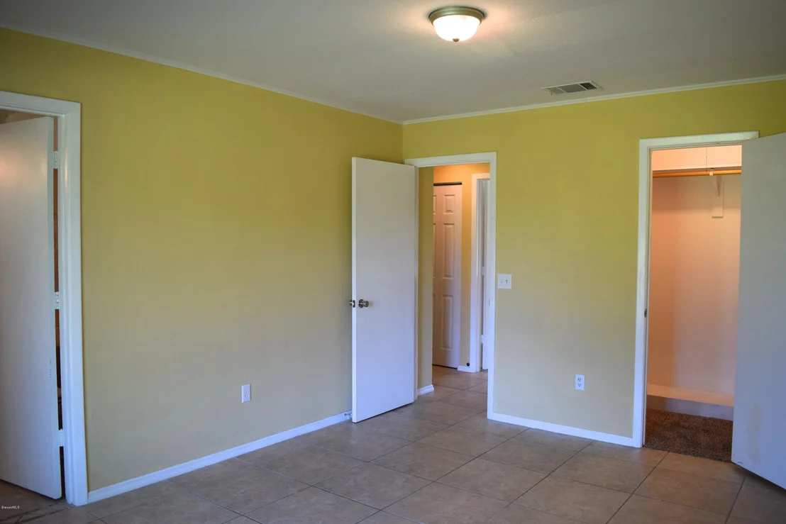 Photo of 881 Riviera Drive NE