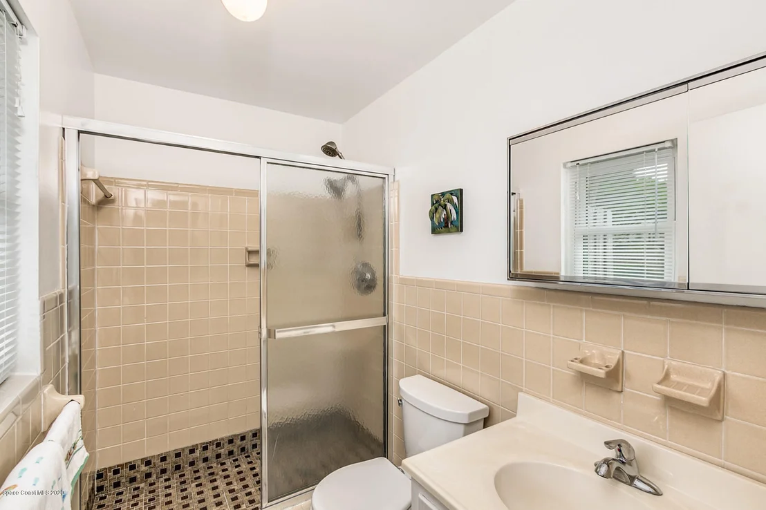 Photo of 565 Seabreeze Drive