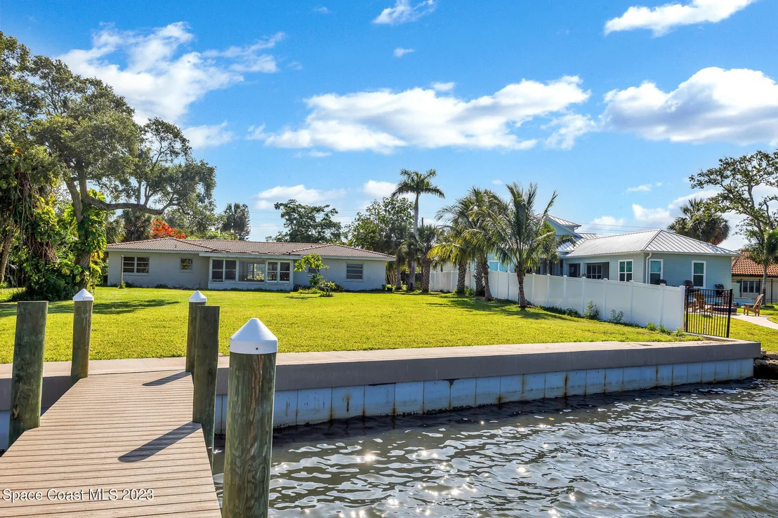 Photo of 804 S Riverside Drive