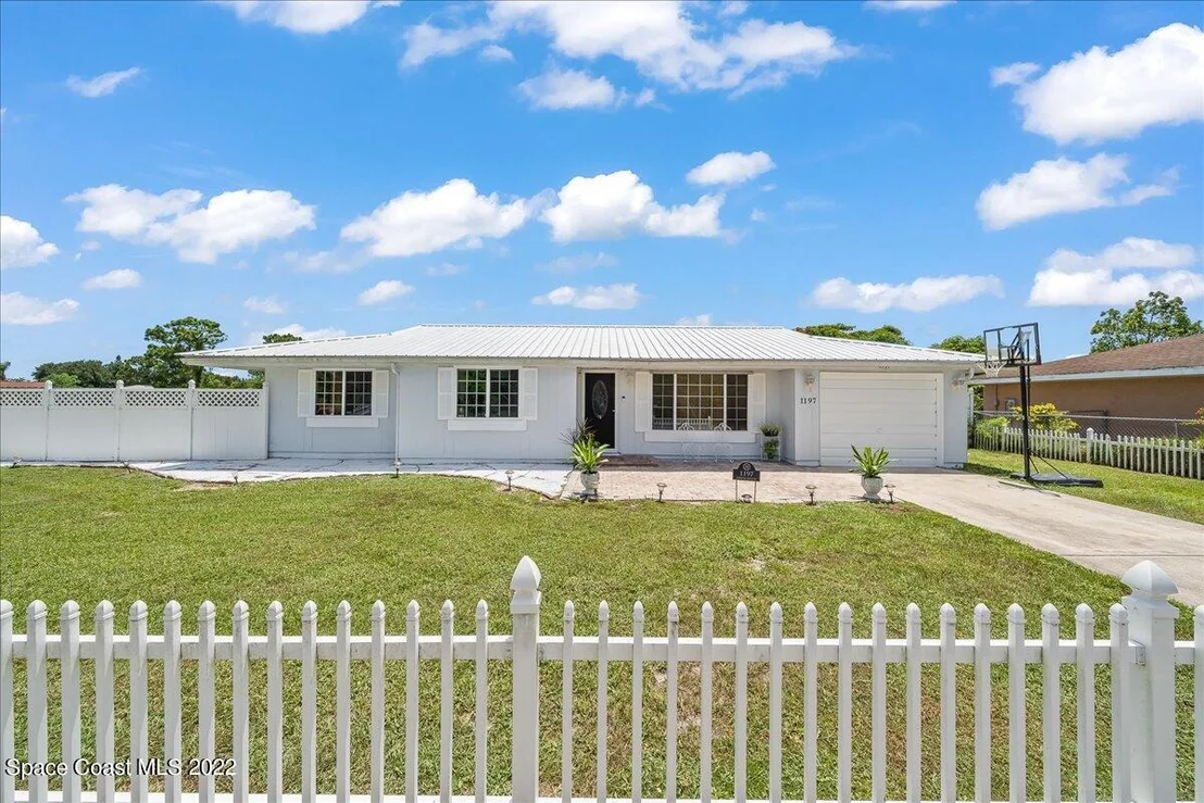 Photo of 1197 Mariposa Drive NE