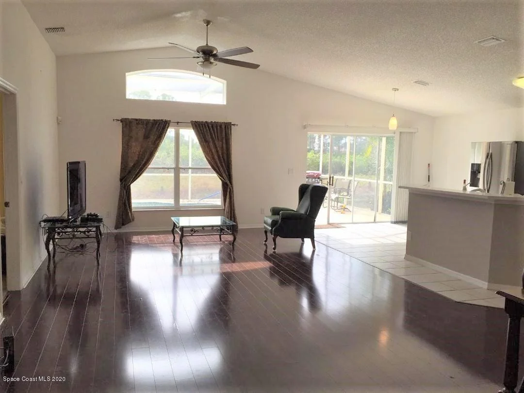 Photo of 889 Villa Drive