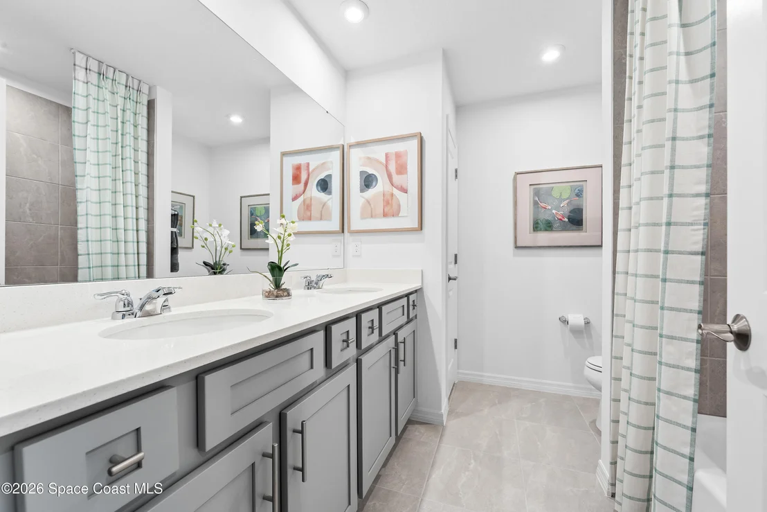 Photo of 806 Castleford Avenue NE