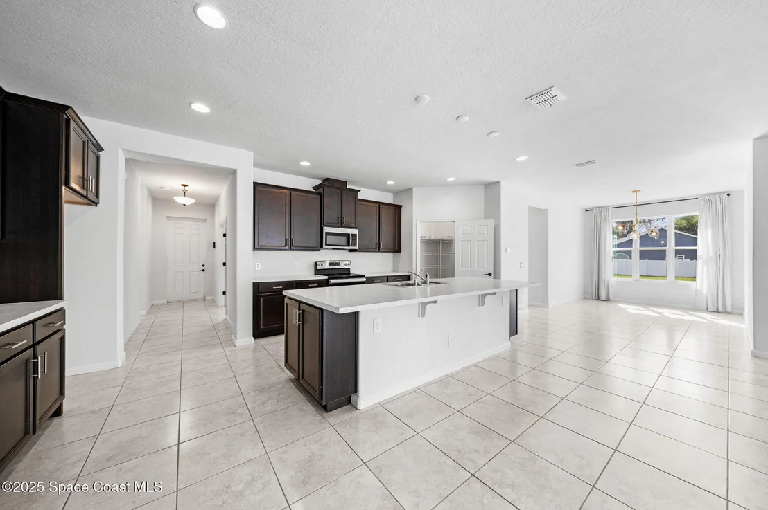 Photo of 539 Balcom Terrace SE
