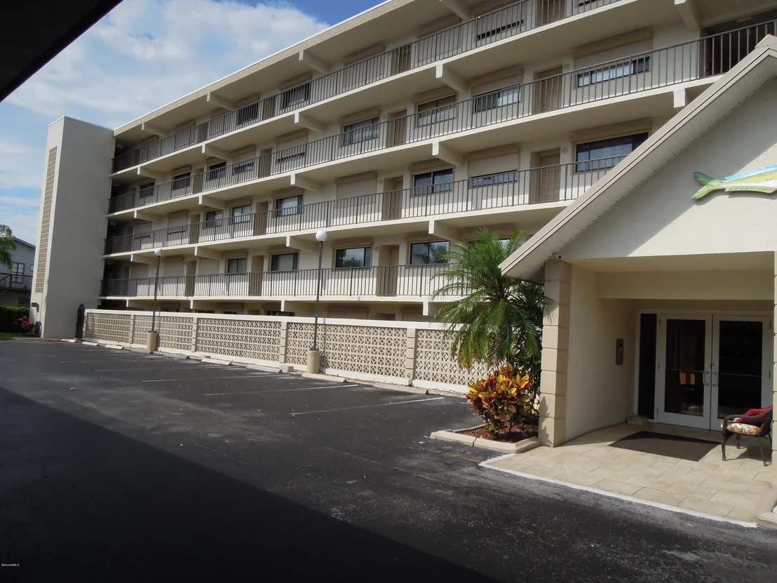 Photo of Unit 102 at 3901 Dixie Highway NE