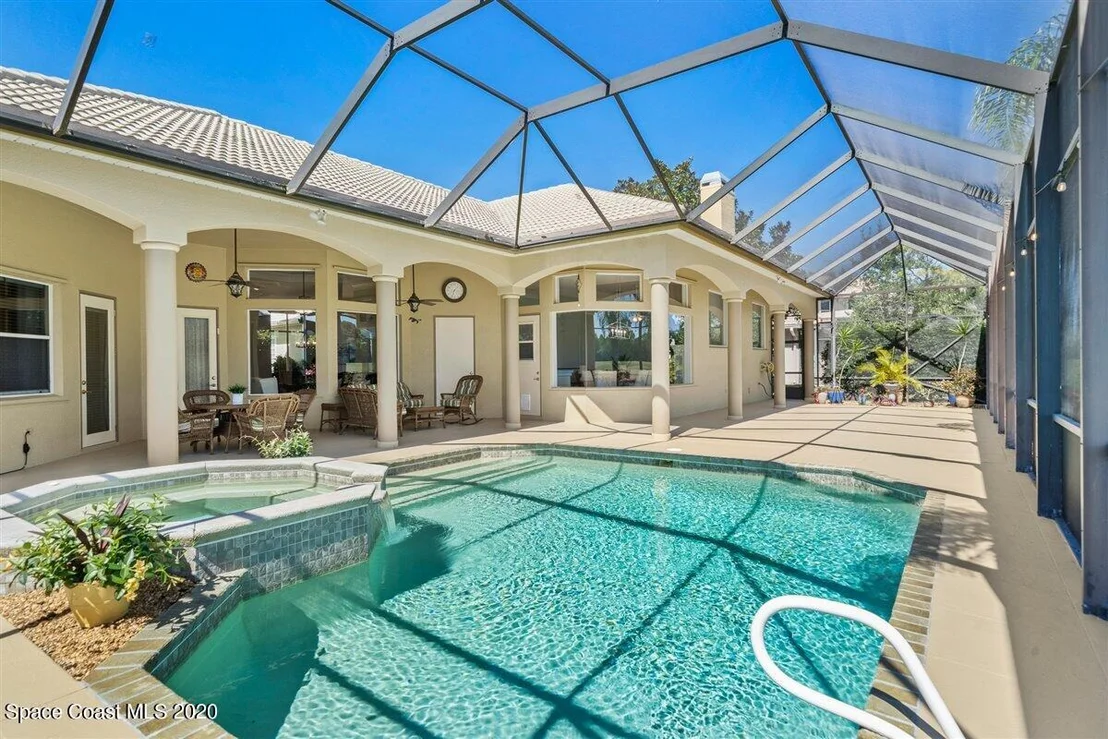 Photo of 925 Chatsworth Drive