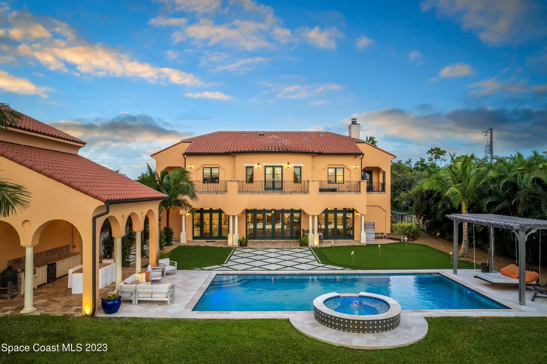 Photo of 2142 N Riverside Drive