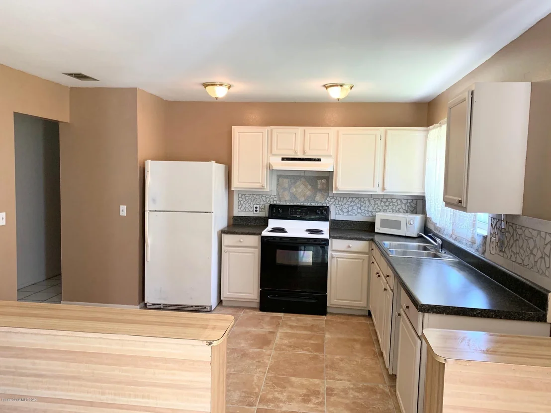 Photo of 1090 Mariposa Drive NE