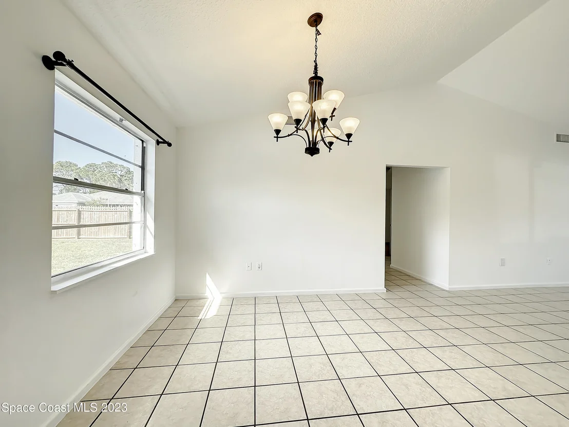 Photo of 580 Eldron Boulevard SE