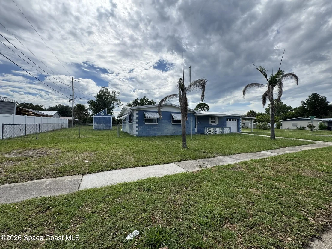 Photo of 1405 E Stetson Drive E