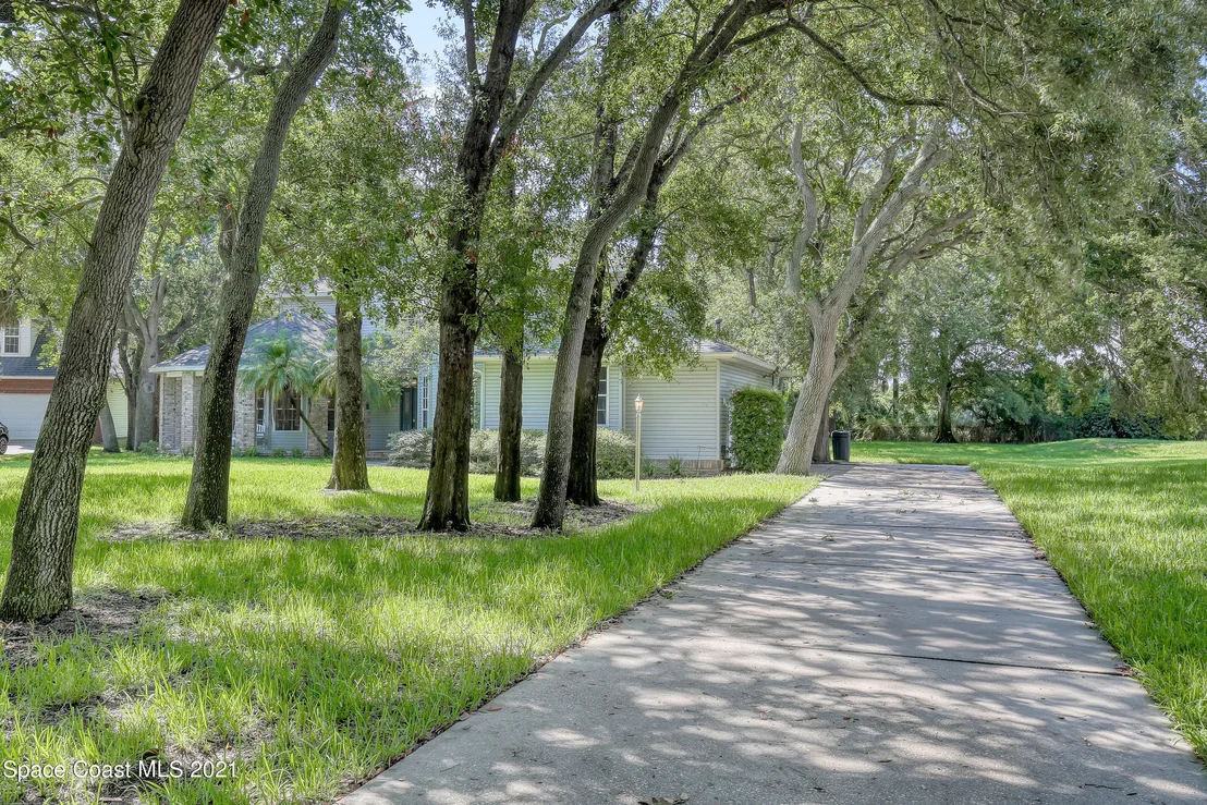 Photo of 2233 Royal Oaks Drive