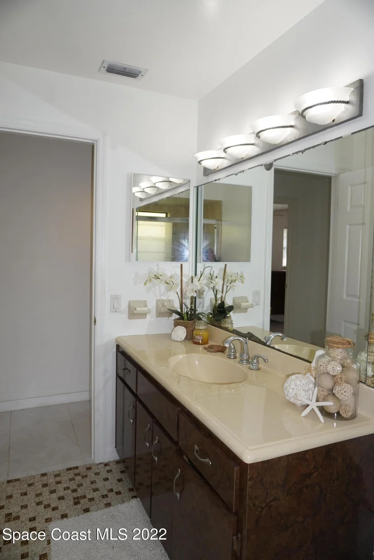 Photo of 710 Hibiscus Drive