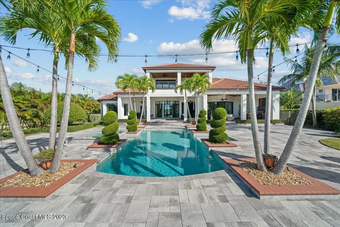 Photo of 3000 N Riverside Drive