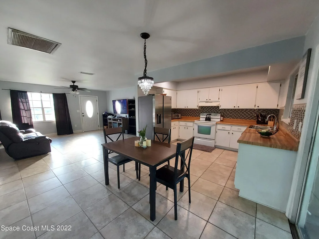 Photo of 1423 Cindy Circle NE
