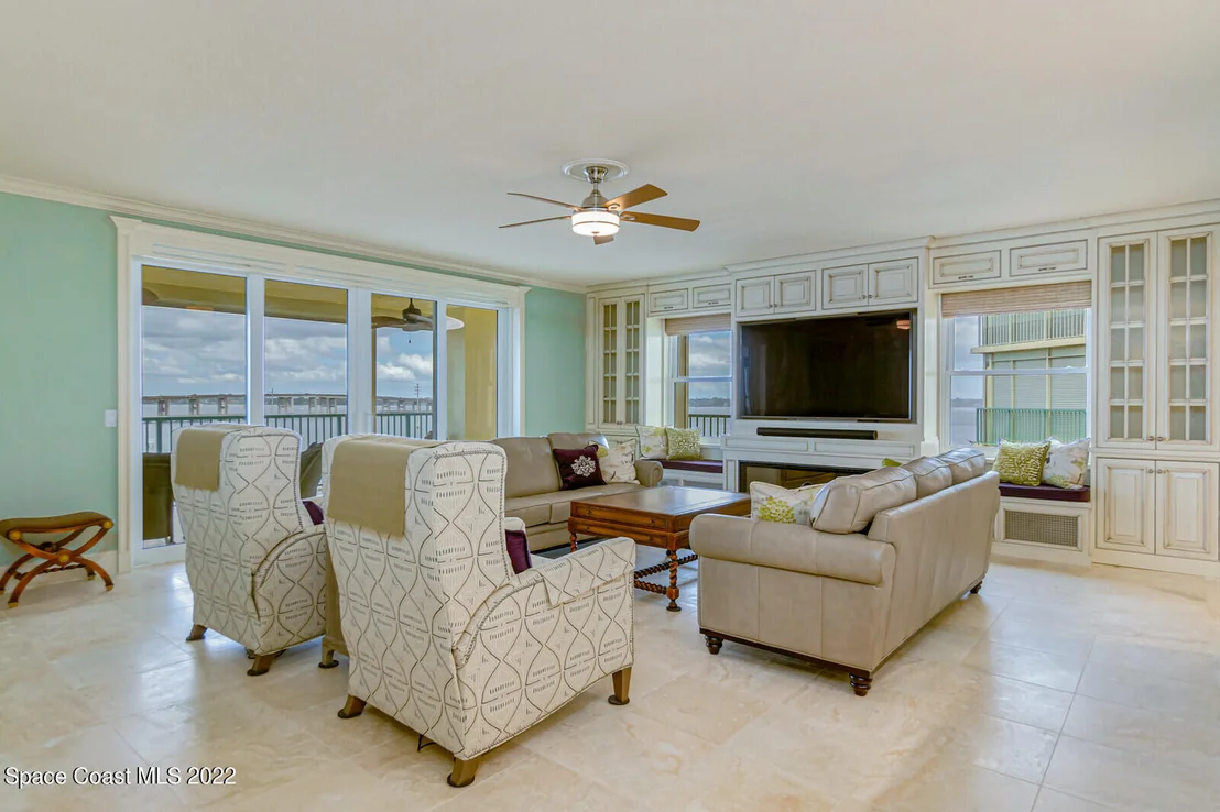 Photo of Unit 606 at 100 Riverside Drive