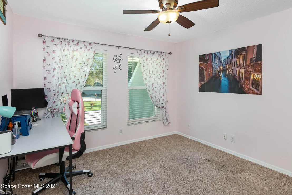 Photo of 1002 Mandarin Drive NE