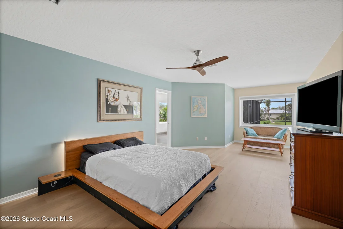 Photo of 2318 N Riverside Drive