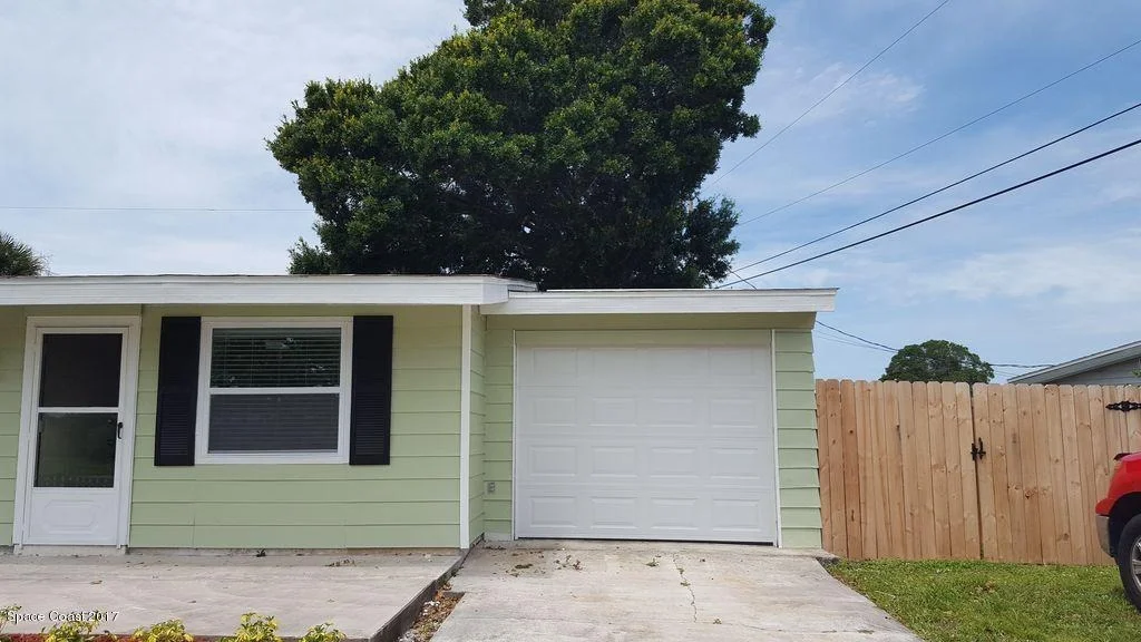 Photo of 972 Canada Street NE