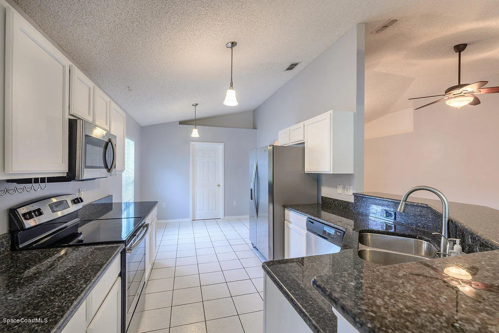 Photo of 1203 White Oak Circle