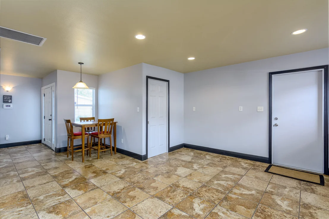 Photo of 932 Kings Post Road