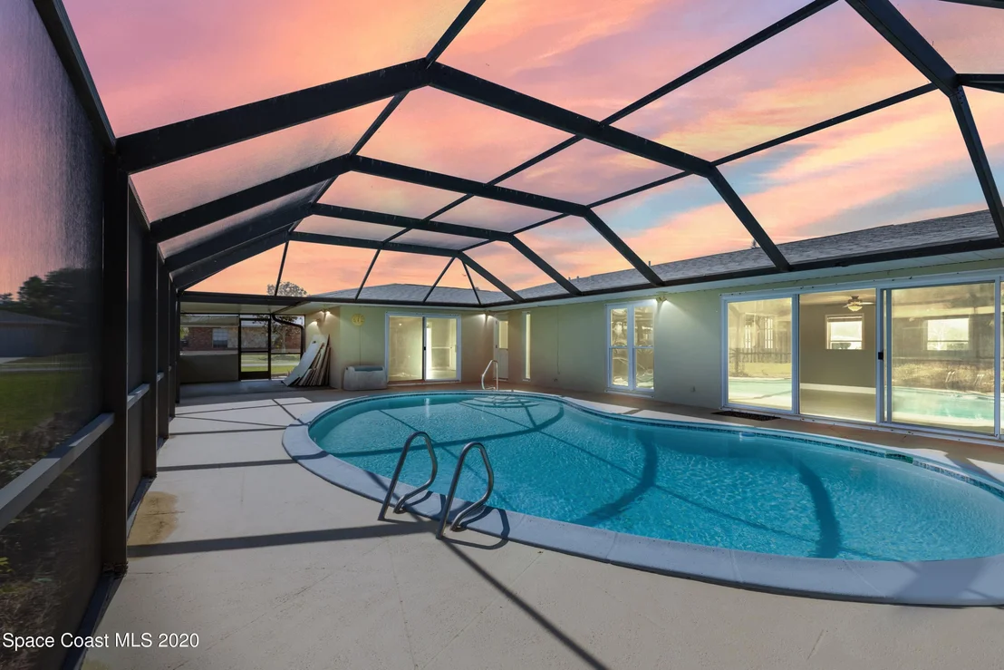 Photo of 609 Roberts Lane NE