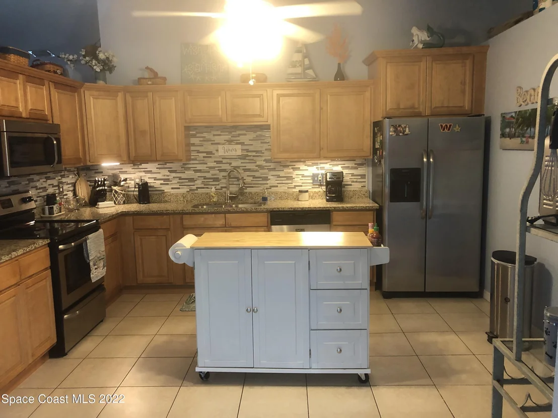 Photo of 6591 Bancroft Avenue