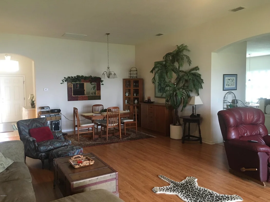 Photo of 337 SE Abernathy Circle