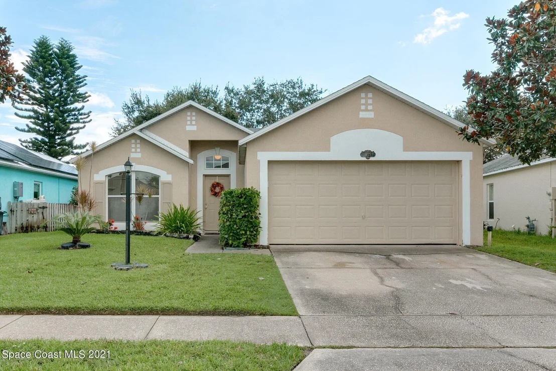 Photo of 1125 White Oak Circle
