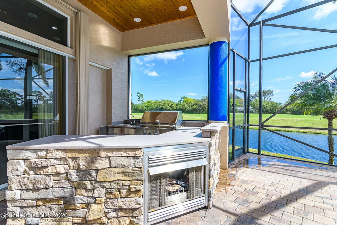 Photo of 975 Chatsworth Drive