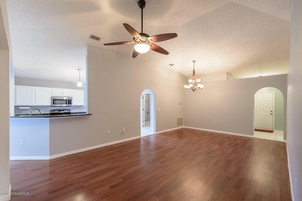 Photo of 1203 White Oak Circle