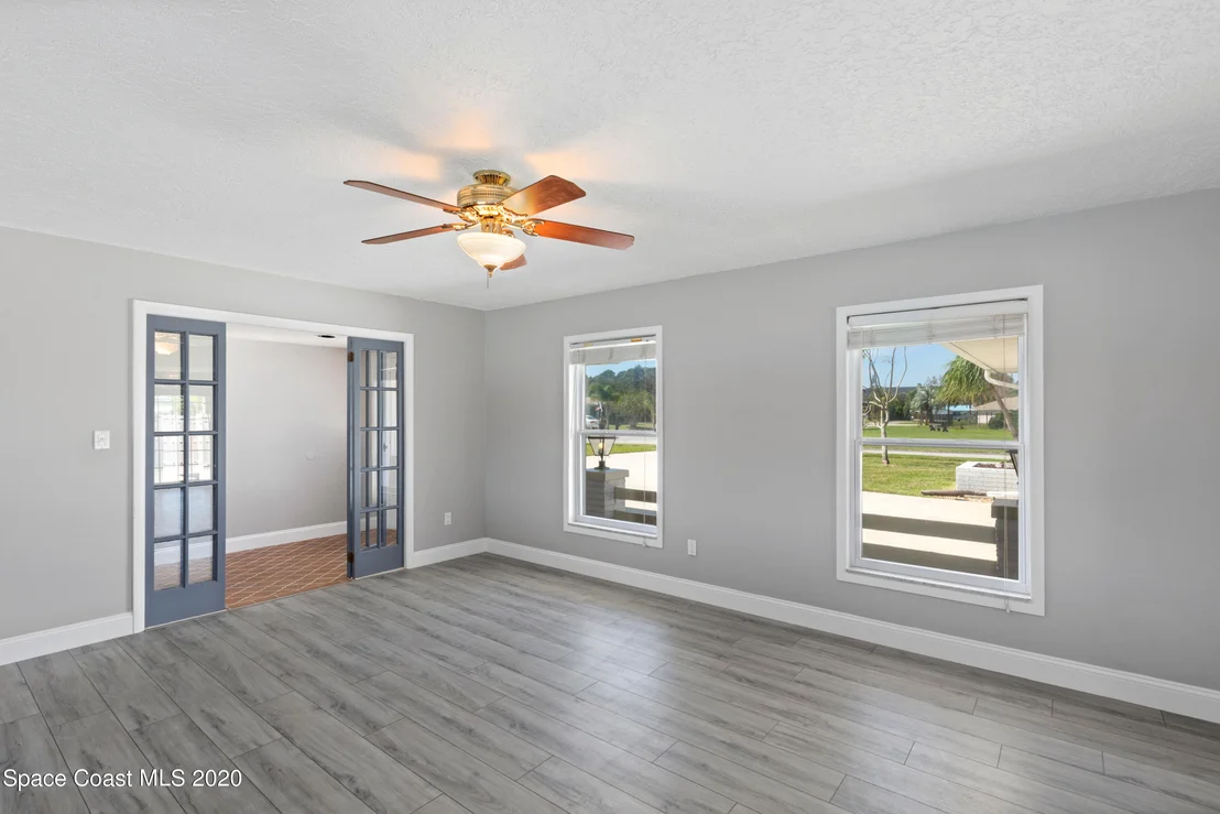 Photo of 609 Roberts Lane NE