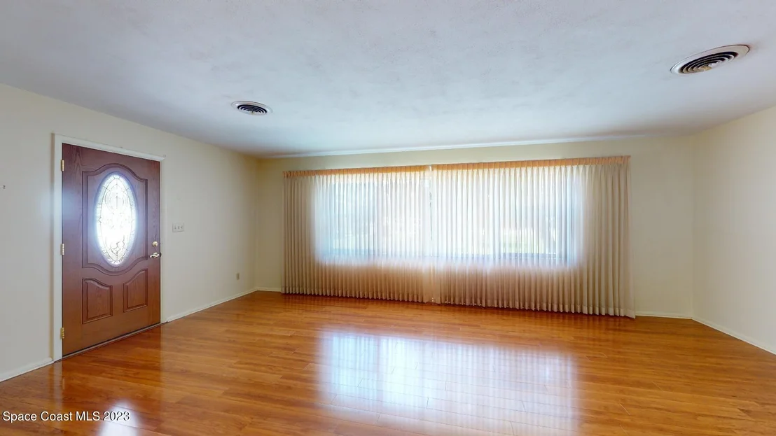 Photo of 204 S Riverside Drive