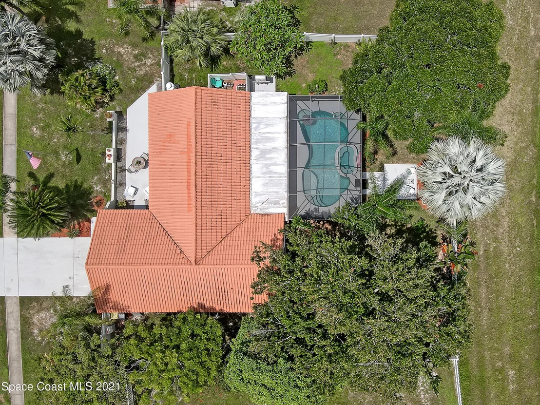 Photo of 895 Riviera Drive NE