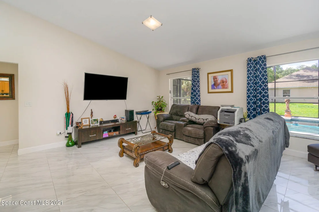 Photo of 975 Waco Boulevard SE