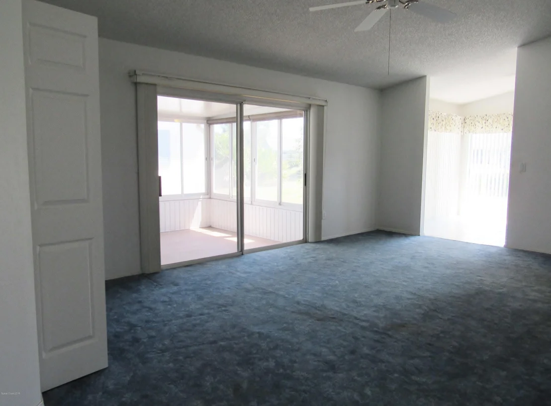 Photo of 1043 NE Goldenrod Circle NE