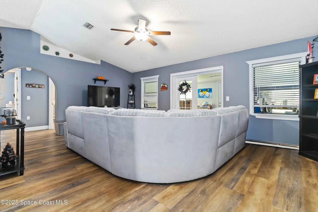 Photo of 6581 Bancroft Avenue