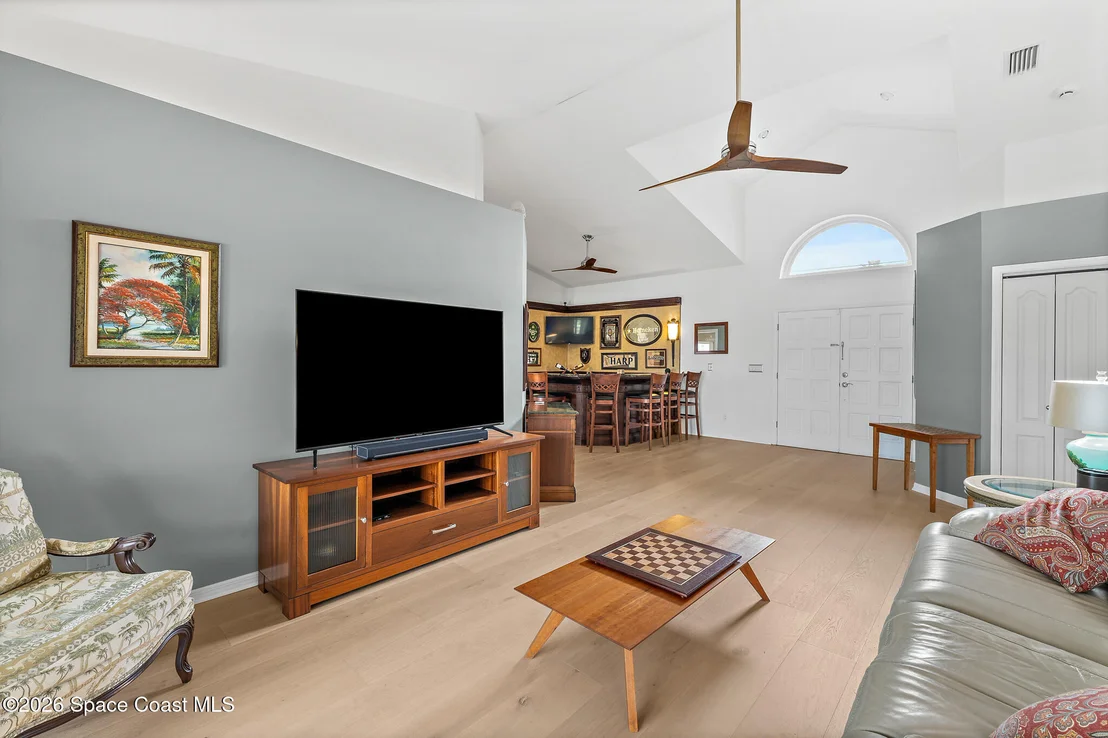 Photo of 2318 N Riverside Drive