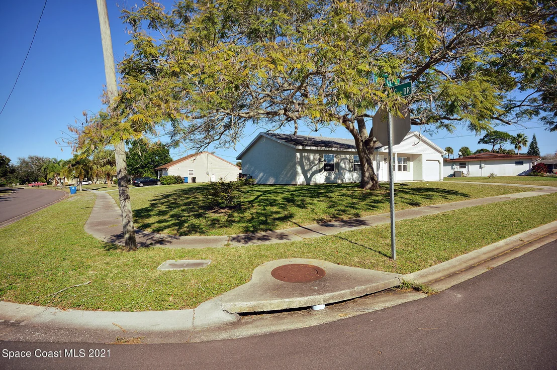 Photo of 999 Chace Lane NE