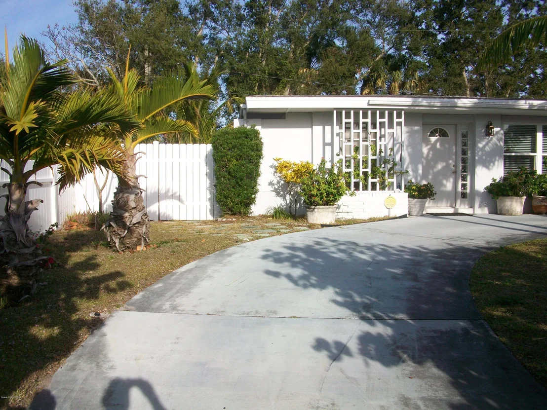 Photo of 913 Darwin Lane NE
