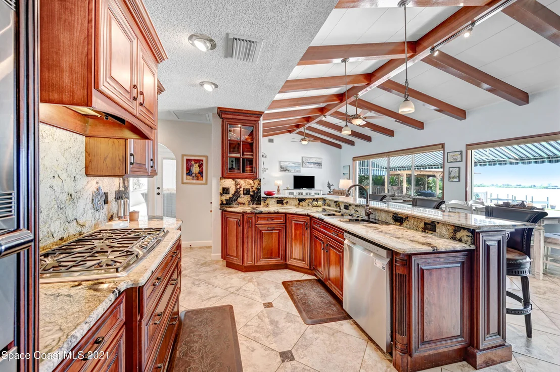 Photo of 600 N Riverside Drive