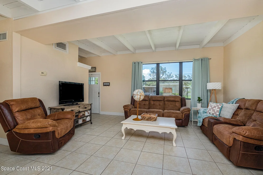 Photo of 1585 Old Colonial Way