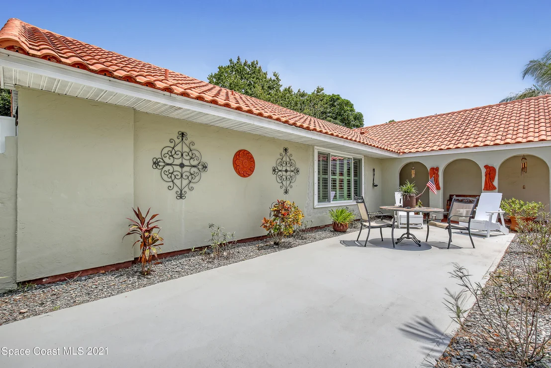 Photo of 895 Riviera Drive NE