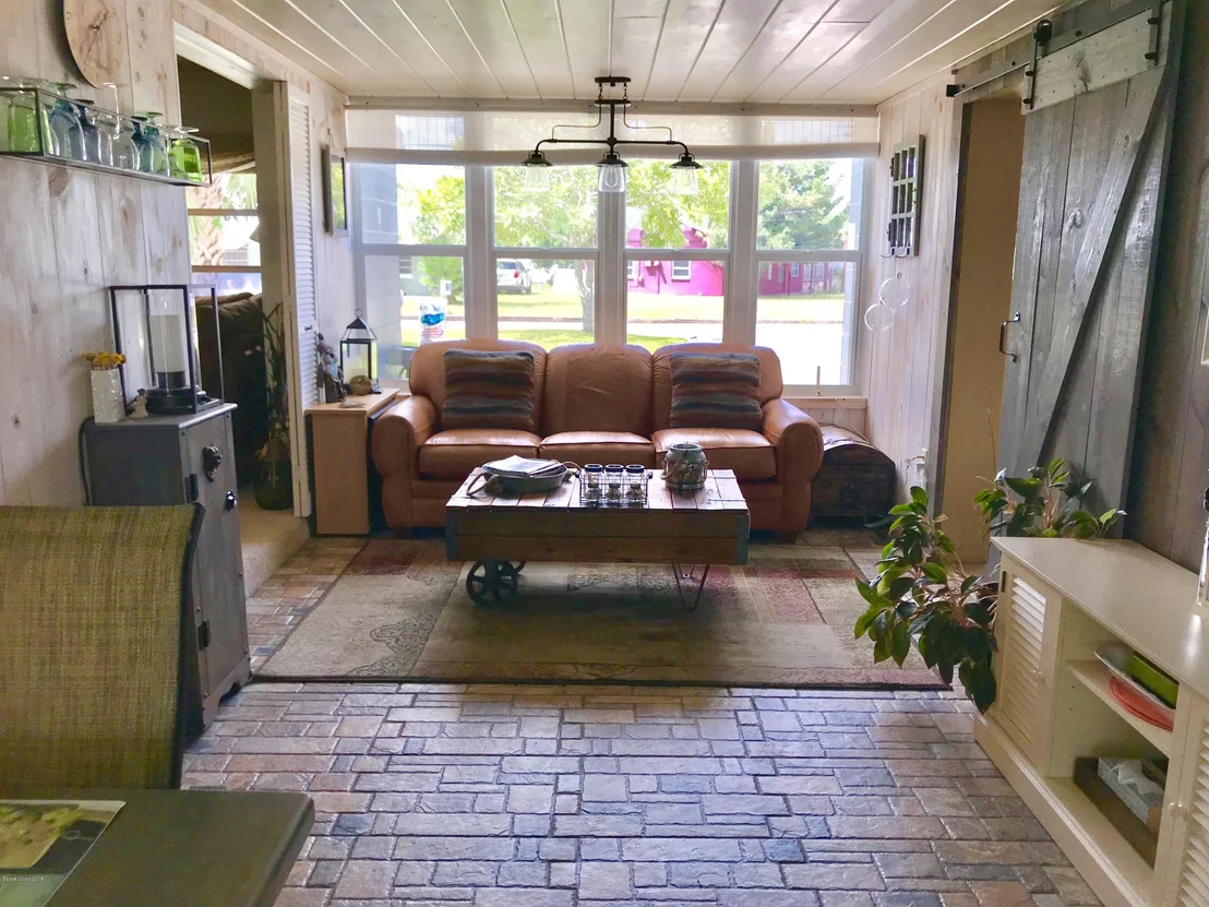 Photo of 727 Banyan Drive