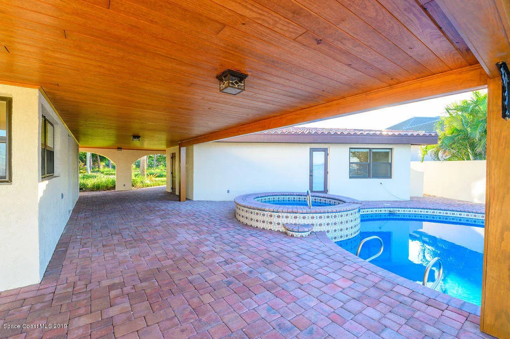 Photo of 3300 N Riverside Drive N