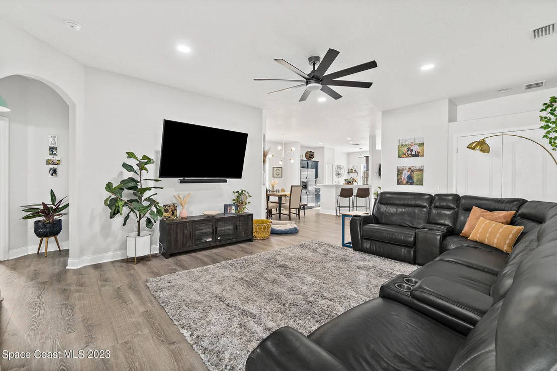 Photo of 362 Waterside Circle