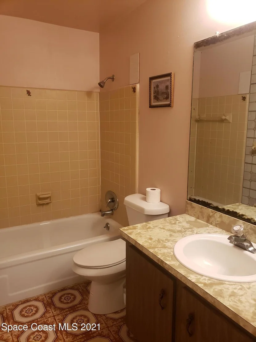 Photo of 879 Onyx Drive NE
