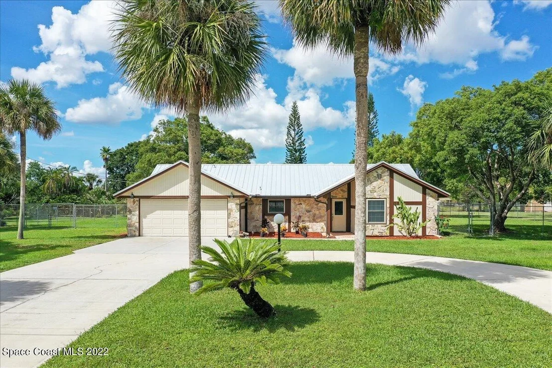 Photo of 2180 Bridle Path