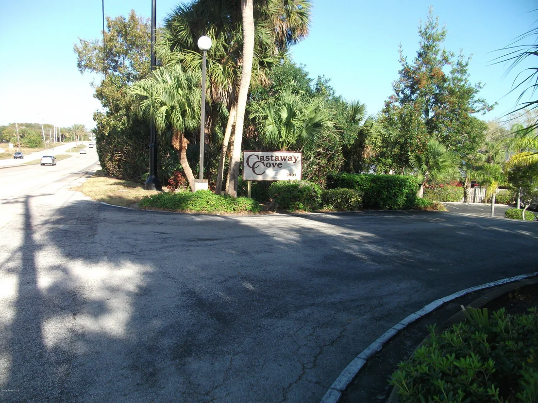 Photo of Unit 305 at 3901 Dixie Highway NE
