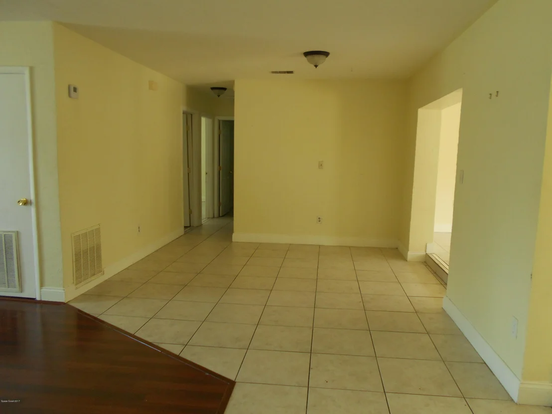 Photo of 1033 Cabot Drive NE