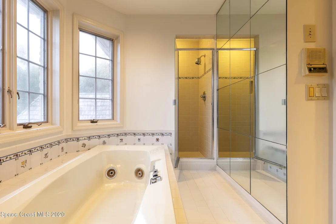 Photo of 1316 S Riverside Drive