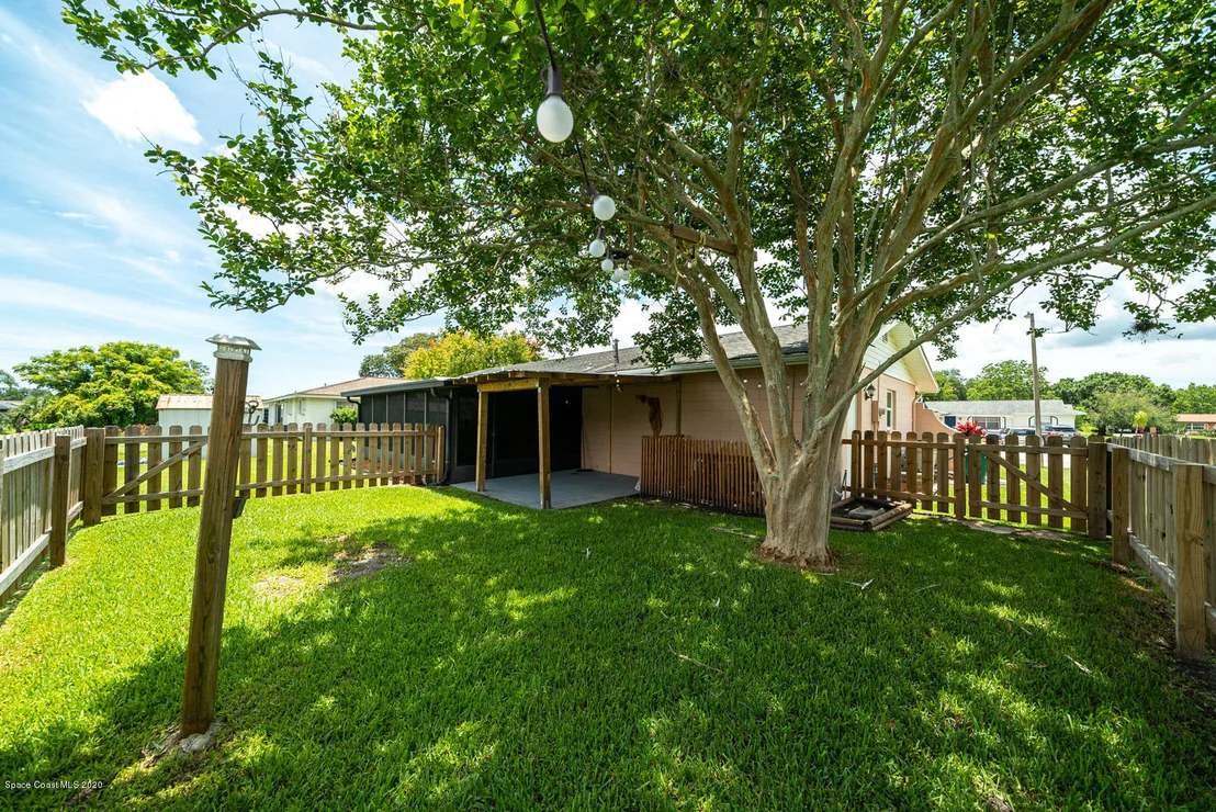 Photo of 2898 Corbusier Drive